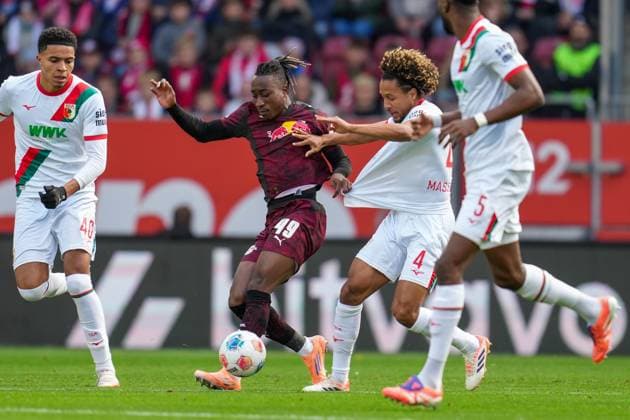 im Zweikampf, Aktion, mit Yan Diomande 49 (RB Leipzig), Han-Noah Massengo 4 (FC Augsburg), FC Augsburg vs. RB Leipzig, Fussball, 1. Bundesliga, 8. Spieltag, 25.10.2025 DFB regulations prohibit any use of photographs as image sequences and or quasi-video Augsburg Bayern Deutschland