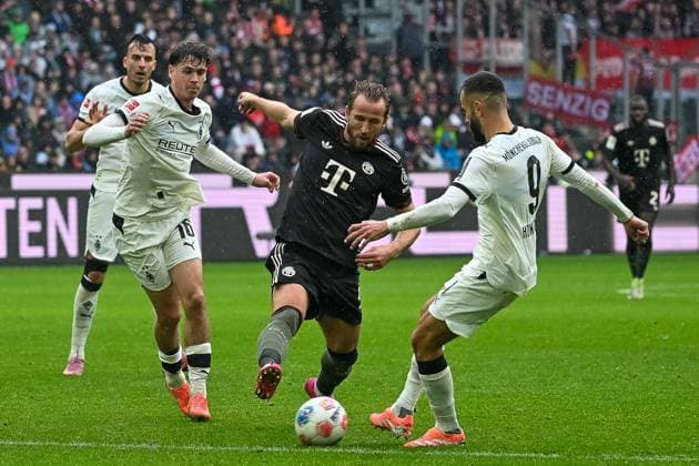 25.10.2025, Fussball: 1. Bundesliga, Saison 2025 2026, 08. Spieltag, Borussia Moenchengladbach - FC Bayern Muenchen im Borussia-Park in Moenchengladbach. Zweikampf zwischen Harry Kane (FC Bayern Muenchen, 09) und Franck Honorat (Borussia Moenchengladbach, 09). Wichtiger Hinweis: Gemaess den Vorgaben der DFL Deutsche Fussball Liga bzw. des DFB Deutscher Fussball-Bund ist es untersagt, in dem Stadion und oder vom Spiel angefertigte Fotoaufnahmen in Form von Sequenzbildern und oder videoaehnlichen Fotostrecken zu verwerten bzw. verwerten zu lassen. Foto: Kirchner-Media Thomas Haesler Copyright: xKirchner-Media ThomasxHaeslerx