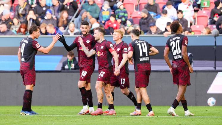 Team (RB Leipzig) Tor zum 0 : 5 beim Spiel zwischen FC Augsburg v RB Leipzig, Fußball, Herren, Bundesliga, 2025 2026, 8.Spieltag am 25.10.2025 in Augsburg, WWK-Arena. DFL and DFB regulations prohibit any use of photographs as image sequences and or quasi-video. Bayern Deutschland