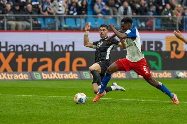 Deutschland, Fussball, 1. Bundesliga, 8. Spieltag 2025 2026, HSV - VfL Wolfsburg am 25.10. in Hamburg (Volksparkstadion): Laufduell vor dem Elfmeter zwischen Albert Sambi Lokonga (Hamburger SV 6) und Konstantinos Koulierakis (VfL Wolfsburg 4) Copyright: xSvenxHeidmannx