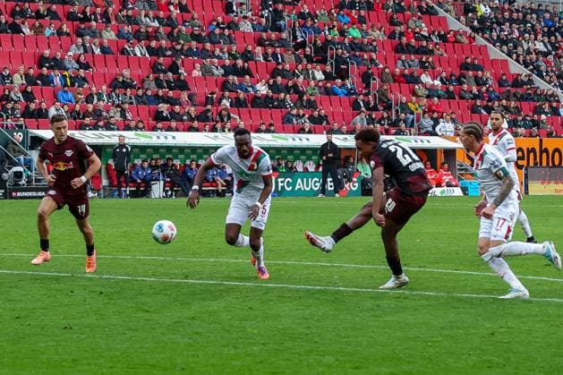 Assan Ouedraogo 20 (RB Leipzig) mit dem 0:5, Chrislain Matsima 5 (FC Augsburg) und Kristijan Jakic 17 (FC Augsburg) koennen es nicht verhindern, FC Augsburg vs. RB Leipzig, Fussball, Maenner, DFL, Bundesliga, Saison 2025 2026, WWK Arena, 8. Spieltag, 25.10.2025 Augsburg Bayern Deutschland