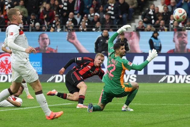 Eintracht Frankfurt - FC St. Pauli, 1. FBL 2:0 durch Jonathan Burkardt, Jonny Burkardt (Eintracht Frankfurt, 9) gegen Hauke Wahl (FC St. Pauli, 5) und Torwart Nikola Vasilj (FC St. Pauli, 22). Bundesligaspiel zwischen Eintracht Frankfurt und dem FC St. Pauli am 25. Oktober 2025 im Deutsche Bank Park in Frankfurt am Main., Frankfurt am Main Hessen Deutschland Deutsche Bank Park
