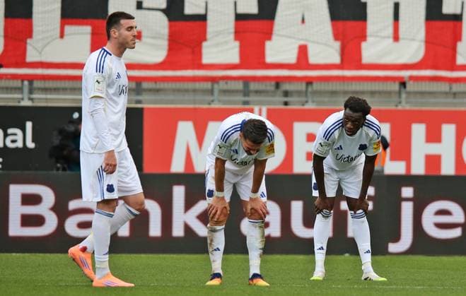 25.10.2025, xpfrx, Fussball 3.Liga, FC Ingolstadt - 1.FC Saarbrücken v.l. Kaan Caliskaner, Kasim Rabihic, Abdoulaye Kamara (Saarbrücken) enttäuscht nach dem Gegentreffer zum 2:1 (DFL DFB REGULATIONS PROHIBIT ANY USE OF PHOTOGRAPHS as IMAGE SEQUENCES and or QUASI-VIDEO) Ingolstadt