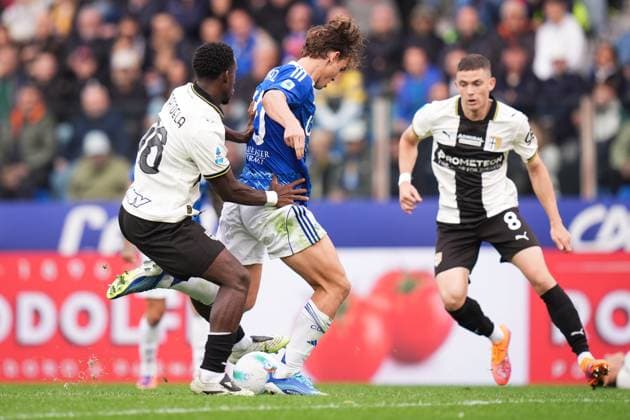 ComoÕs Nicolas Paz fights for the ball with Parma s Lamine Mandela Keita during the Serie A soccer match between Parma and Como at Ennio Tardini Stadium in Parma, North Italy, Saturday, October 25, 2025. Soccer  Copyright: xMassimoxPaolone LaPressex