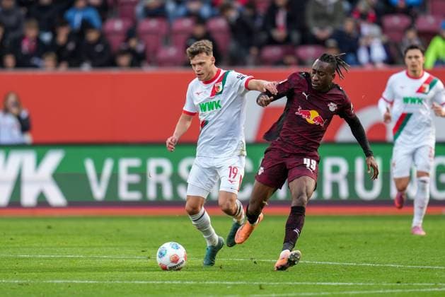 l-r: im Zweikampf, Aktion, mit Robin Fellhauer 19 (FC Augsburg), Yan Diomande 49 (RB Leipzig), FC Augsburg vs. RB Leipzig, Fussball, 1. Bundesliga, 8. Spieltag, 25.10.2025 DFB regulations prohibit any use of photographs as image sequences and or quasi-video Augsburg Bayern Deutschland