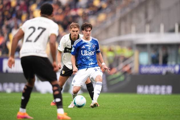 ComoÕs Maximo Perrone fights for the ball with Parma s Mateo Pellegrino Casalanguida during the Serie A soccer match between Parma and Como at Ennio Tardini Stadium in Parma, North Italy, Saturday, October 25, 2025. Soccer  Copyright: xMassimoxPaolone LaPressex