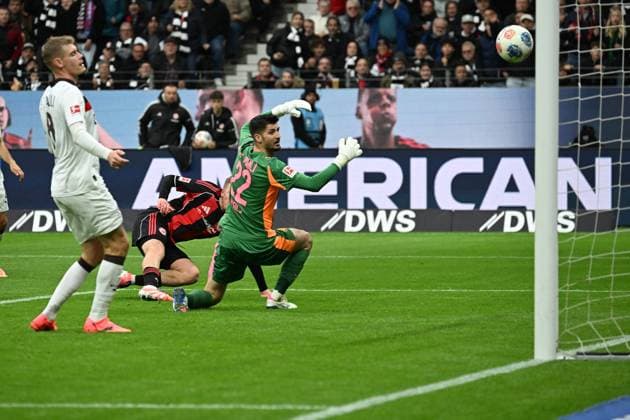 25.10.2025, xjhx, Fussball 1.Bundesliga, Eintracht Frankfurt - FC St.Pauli v.l. Jonathan Jonny Burkardt (Eintracht Frankfurt) Torschuetze, erzielt das Tor, Treffer, scores the goal 2:0 Nikola Vasilj (FC St.Pauli) (DFL DFB REGULATIONS PROHIBIT ANY USE OF PHOTOGRAPHS as IMAGE SEQUENCES and or QUASI-VIDEO) Frankfurt am Main