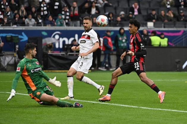 25.10.2025, xpsx, Fussball 1.Bundesliga, Eintracht Frankfurt - FC St.Pauli v.l. Nikola Vasilj (FC St.Pauli) Karol Mets (FC St.Pauli) Nathaniel Brown (Eintracht Frankfurt) Zweikampf, Aktion, action, battle for the ball (DFL DFB REGULATIONS PROHIBIT ANY USE OF PHOTOGRAPHS as IMAGE SEQUENCES and or QUASI-VIDEO) Frankfurt am Main