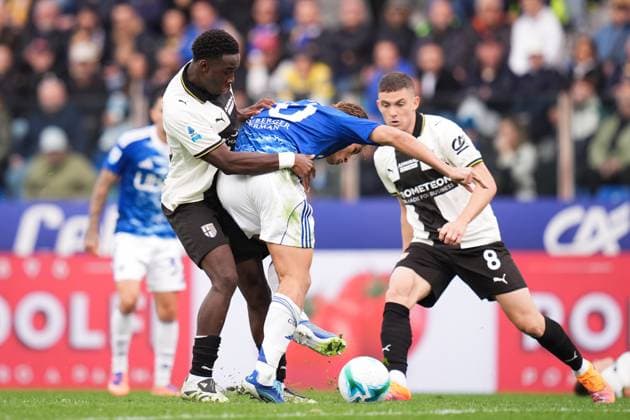 ComoÕs Nicolas Paz fights for the ball with Parma s Lamine Mandela Keita during the Serie A soccer match between Parma and Como at Ennio Tardini Stadium in Parma, North Italy, Saturday, October 25, 2025. Soccer  Copyright: xMassimoxPaolone LaPressex