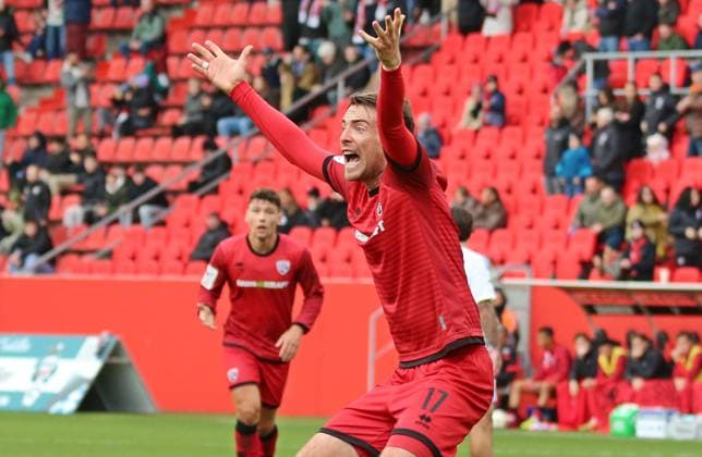 25.10.2025, xpfrx, Fussball 3.Liga, FC Ingolstadt - 1.FC Saarbrücken Max Besuschkow (Ingolstadt) fordert lautstark gestikulierend einen Freistoß gegenüber dem Schiedsrichtergespann (DFL DFB REGULATIONS PROHIBIT ANY USE OF PHOTOGRAPHS as IMAGE SEQUENCES and or QUASI-VIDEO) Ingolstadt