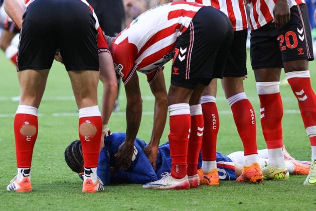 Chelsea v Sunderland 25 October 2025, London - Premier League Football - Chelsea v Sunderland - Sunderland players attempt to pick up Joao Pedro of Chelsea as he dives to the ground - Photo: Jacques Feeney Offside. London UK Copyright: xJacquesxFeeneyx xOffsidexOffside