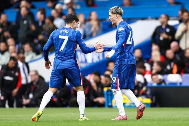 Chelsea v Sunderland 25 October 2025, London - Premier League Football - Chelsea v Sunderland - Alejandro Garnacho of Chelsea celebrates their first goal with Pedro Neto of Chelsea - Photo: Jacques Feeney Offside. London UK Copyright: xJacquesxFeeneyx xOffsidexOffside