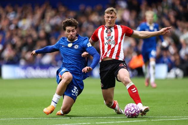 Chelsea v Sunderland 25 October 2025, London - Premier League Football - Chelsea v Sunderland - Marc Guiu of Chelsea and Daniel Ballard of Sunderland - Photo: Jacques Feeney Offside. London UK Copyright: xJacquesxFeeneyx xOffsidexOffside