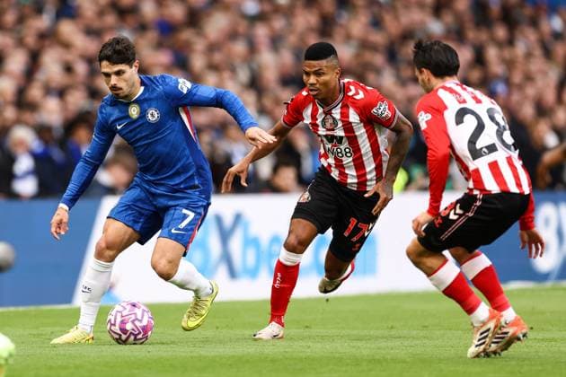 Chelsea v Sunderland 25 October 2025, London - Premier League Football - Chelsea v Sunderland - Pedro Neto of Chelsea dribbles past Reinildo Mandava of Sunderland - Photo: Jacques Feeney Offside. London UK Copyright: xJacquesxFeeneyx xOffsidexOffside