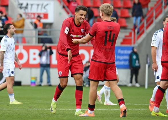 25.10.2025, xpfrx, Fussball 3.Liga, FC Ingolstadt - 1.FC Saarbrücken v.l. Frederik Carlsen, Max Plath (Ingolstadt) bejubeln den Sieg nach dem Schlusspfiff (DFL DFB REGULATIONS PROHIBIT ANY USE OF PHOTOGRAPHS as IMAGE SEQUENCES and or QUASI-VIDEO) Ingolstadt