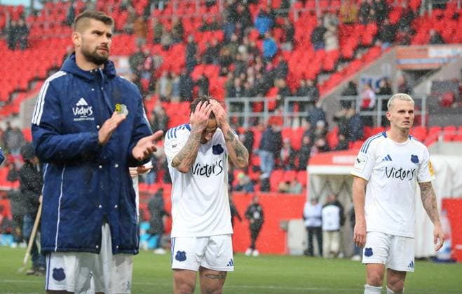 25.10.2025, xpfrx, Fussball 3.Liga, FC Ingolstadt - 1.FC Saarbrücken v.l. Kai Brünker, Calogero Rizzuto, Florian Pick (Saarbrücken) enttäuscht über die Niederlage nach dem Schlusspfiff (DFL DFB REGULATIONS PROHIBIT ANY USE OF PHOTOGRAPHS as IMAGE SEQUENCES and or QUASI-VIDEO) Ingolstadt