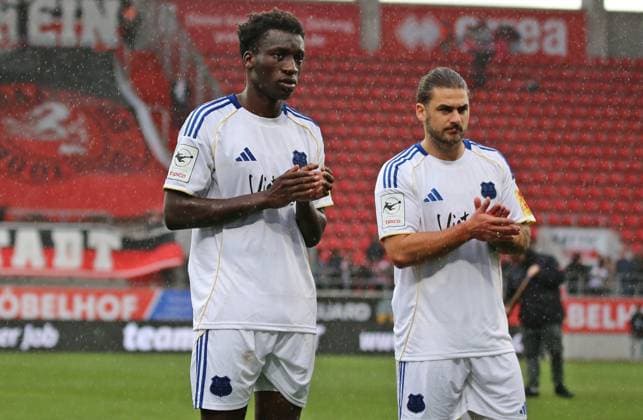 25.10.2025, xpfrx, Fussball 3.Liga, FC Ingolstadt - 1.FC Saarbrücken v.l. Abdoulaye Kamara, Dominic Baumann (Saarbrücken) enttäuscht über die Niederlage nach dem Schlusspfiff (DFL DFB REGULATIONS PROHIBIT ANY USE OF PHOTOGRAPHS as IMAGE SEQUENCES and or QUASI-VIDEO) Ingolstadt