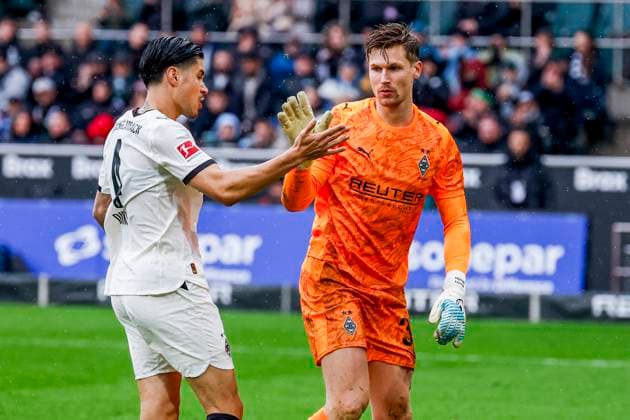Kevin Diks of Borussia Mönchengladbach and goalkeeper Moritz Nicolas of Borussia Mönchengladbach looks on Borussia Mönchengladbach v FC Bayern München, Bundesliga, Borussia Mönchengladbach v FC Bayern München, Stadion im Borussia-Park, October 25, 2025, Mönchengladbach, Germany.
