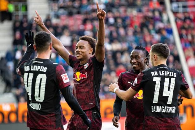 Tor fuer Leipzig 0:5 durch Assan Ouedraogo (RB Leipzig 20). Jubel im Team Assan Ouedraogo (RB Leipzig 20) rennt zu den Fans GER, FC Augsburg vs. RB Leipzig, 1.Bundesliga Fussball, 08. Spieltag, Saison 2025 2026, 25.10.2025 DFB DFL REGULATIONS PROHIBIT ANY USE OF PHOTOGRAPHS AS IMAGE SEQUENCES AND OR QUASI-VIDEO GER, FC Augsburg vs. RB Leipzig, 1.Bundesliga Fussball, 08. Spieltag, Saison 2025 2026, 25.10.2025 Augsburg Copyright: xEibner-Pressefoto RogerxBuerkex EP_RBE