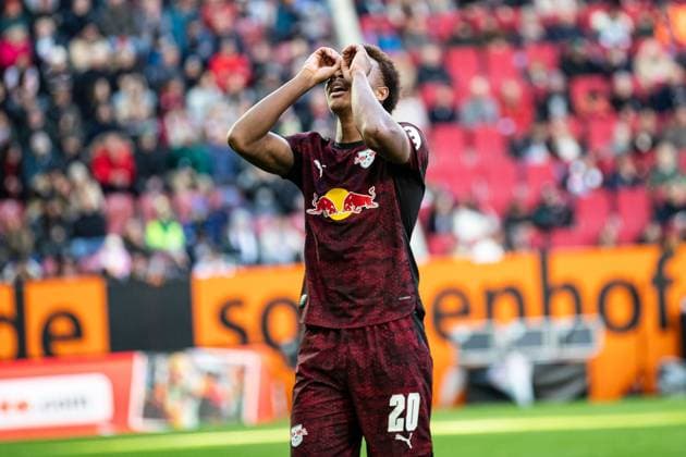 Tor fuer Leipzig 0:5 durch Assan Ouedraogo (RB Leipzig 20). Jubel im Team Assan Ouedraogo (RB Leipzig 20) rennt zu den Fans mit Fernglasgestik zum Fanblock GER, FC Augsburg vs. RB Leipzig, 1.Bundesliga Fussball, 08. Spieltag, Saison 2025 2026, 25.10.2025 DFB DFL REGULATIONS PROHIBIT ANY USE OF PHOTOGRAPHS AS IMAGE SEQUENCES AND OR QUASI-VIDEO GER, FC Augsburg vs. RB Leipzig, 1.Bundesliga Fussball, 08. Spieltag, Saison 2025 2026, 25.10.2025 Augsburg Copyright: xEibner-Pressefoto RogerxBuerkex EP_RBE