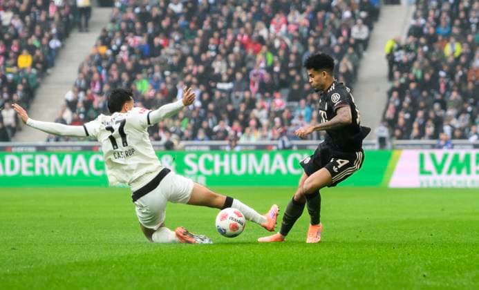 v.l. Jens Castrop (Bor. Mönchengladbach), Luis Diaz (Bayern München) Aktion, Zweikampf, Foul, es gibt nach VAR Einsatz die Rote Karte Fussball 1. Bundesliga, 8.Spieltag, Borussia Moenchengladbach - Bayern Muenchen, am 25.10.2025 in Moenchengladbach Deutschland. DFL regulations prohibit any use of photographs as image sequences and or quasi-video Â