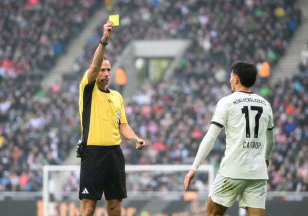 v.l. Schiedsrichter Sascha Stegemann zeigt Jens Castrop (Bor. Mönchengladbach), die gelbe Karte, nach VAR Einsatz dann die Rote Karte Fussball 1. Bundesliga, 8.Spieltag, Borussia Moenchengladbach - Bayern Muenchen, am 25.10.2025 in Moenchengladbach Deutschland. DFL regulations prohibit any use of photographs as image sequences and or quasi-video Â