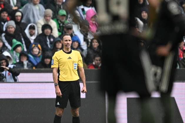 v.l. Schiedsrichter Sascha Stegemann erklärt im Stadion seine Entscheidung, Rote Karte Fussball 1. Bundesliga, 8.Spieltag, Borussia Moenchengladbach - Bayern Muenchen, am 25.10.2025 in Moenchengladbach Deutschland. DFL regulations prohibit any use of photographs as image sequences and or quasi-video Â