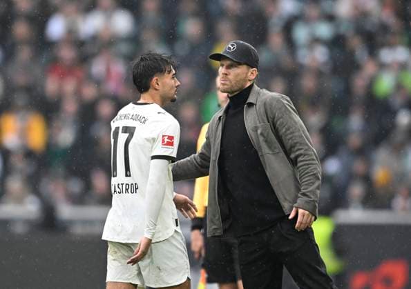 v.l. Jens Castrop (Bor. Mönchengladbach), Trainer Eugen Polanski (Bor. Mönchengladbach) nach der Roten Karte Fussball 1. Bundesliga, 8.Spieltag, Borussia Moenchengladbach - Bayern Muenchen, am 25.10.2025 in Moenchengladbach Deutschland. DFL regulations prohibit any use of photographs as image sequences and or quasi-video Â *** v l Jens Castrop Bor Mönchengladbach , Coach Eugen Polanski Bor Mönchengladbach after the red card Soccer 1 Bundesliga, 8 Matchday, Borussia Moenchengladbach Bayern Muenchen, am 25 10 2025 in Moenchengladbach Germany DFL regulations prohibit any use of photographs as image sequences and or quasi video Â
