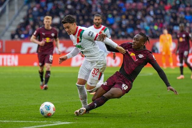 l-r: im Zweikampf, Aktion, mit Fabian Rieder 32 (FC Augsburg), Yan Diomande 49 (RB Leipzig), FC Augsburg vs. RB Leipzig, Fussball, 1. Bundesliga, 8. Spieltag, 25.10.2025 DFB regulations prohibit any use of photographs as image sequences and or quasi-video Augsburg Bayern Deutschland