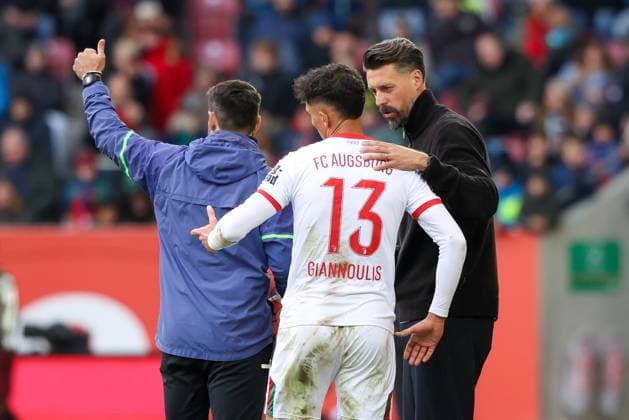 Dimitrios Giannoulis 13 (FC Augsburg) und Chef-Trainer Sandro Wagner (FC Augsburg) bei seiner Auswechlung, FC Augsburg vs. RB Leipzig, Fussball, 1. Bundesliga, 8. Spieltag, 25.10.2025 DFB regulations prohibit any use of photographs as image sequences and or quasi-video Augsburg Bayern Deutschland