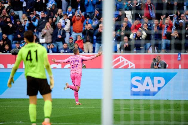 1.?? Fussball Bundesliga: TSG Hoffenheim vs. 1. FC Heidenheim; 25.10.2025 Andrej Kramaric (27; TSG Hoffenheim) jubelt nach dem Tor, während Torwart Diant Ramaj (41; 1. FC Heidenheim 1846) im Tor steht 1. Bundesliga: TSG Hoffenheim gegen 1. FC Heidenheim am 25.10.2025 in der PreZero Arena in Sinsheim. DFL REGULATIONS PROHIBIT ANY USE OF PHOTOGRAPHS AS IMAGE SEQUENCES AND OR QUASI-VIDEO. Copyright: xBEAUTIFULxSPORTS Gelhardtx