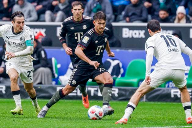 Tom Bischof of FC Bayern München passes the ball Borussia Mönchengladbach v FC Bayern München, Bundesliga, Borussia Mönchengladbach v FC Bayern München, Stadion im Borussia-Park, October 25, 2025, Mönchengladbach, Germany.