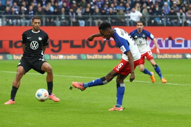 25.10.2025, xtgx, Fussball - 1.Bundesliga, Hamburger SV - VfL Wolfsburg emspor, v.l. Albert Sambi Lokonga (HSV, 6) Torschuss, schiesst den Ball aufs Tor, Schuss (DFL DFB REGULATIONS PROHIBIT ANY USE OF PHOTOGRAPHS as IMAGE SEQUENCES and or QUASI-VIDEO) Hamburg
