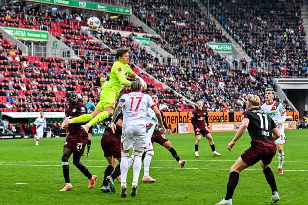 GER, 1. FBL, FC Augsburg vs RB Leipzig 25.10.2025, WWK-Arena, Augsburg, GER, 1. FBL, FC Augsburg vs RB Leipzig, im Bild Finn Dahmen (FC Augsburg, 1) verfehlt eine Flanke vor dem Tor zum 0:6