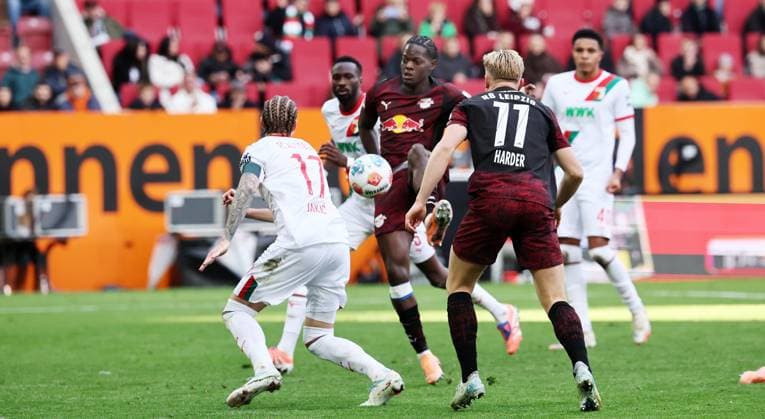 Augsburg - RB Leipzig Bundesliga Augsburg, 25.10.2025, WWK Arena, Fußball, 1.Bundesliga, 8.Spieltag , FC Augsburg vs. RB Leipzig , Im Bild: Tor für RB Leipzig. Castello Lukeba (23, RB Leipzig) trifft zum 0:6. , Nur zur redaktionellen Nutzung. Only editorial use. , DFL DFB regulations prohibit any use of photographs as image sequences and or quasi-video. ,