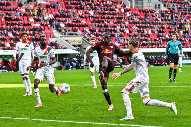 GER, 1. FBL, FC Augsburg vs RB Leipzig 25.10.2025, WWK-Arena, Augsburg, GER, 1. FBL, FC Augsburg vs RB Leipzig, im Bild Tor zum 0:6 durch Castello Lukeba (RB Leipzig, 23), Chrislain Matsima (FC Augsburg, 5), Kristijan Jakic (FC Augsburg, 17)