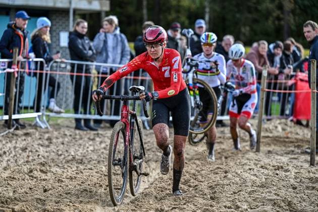 Dutch Aniek Van Alphen pictured in action during the elite women s race of the Exact Cross, stage 3 (out of 7) in the Exact Cross cyclocross competition, in Heerde, on Saturday 25 October 2025. DAVIDxPINTENS  x137915939x