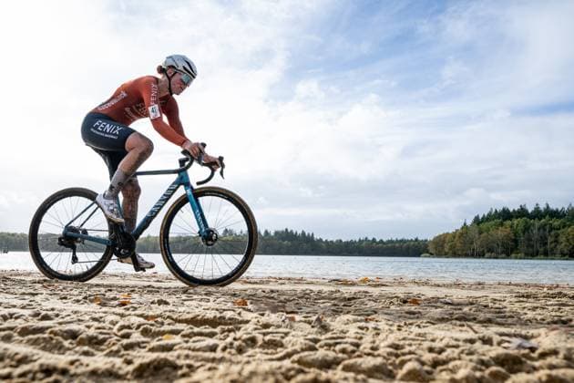 Dutch Puck Langenbarg pictured in action during the elite women s race of the Exact Cross, stage 3 (out of 7) in the Exact Cross cyclocross competition, in Heerde, on Saturday 25 October 2025. DAVIDxPINTENS  x137915999x