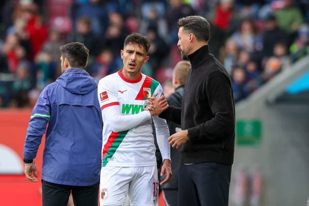 Dimitrios Giannoulis 13 (FC Augsburg) und Chef-Trainer Sandro Wagner (FC Augsburg) bei seiner Auswechlung, FC Augsburg vs. RB Leipzig, Fussball, 1. Bundesliga, 8. Spieltag, 25.10.2025 DFB regulations prohibit any use of photographs as image sequences and or quasi-video Augsburg Bayern Deutschland