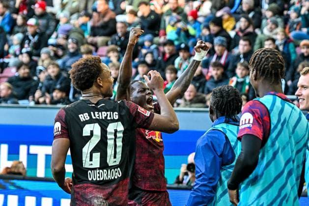GER, 1. FBL, FC Augsburg vs RB Leipzig 25.10.2025, WWK-Arena, Augsburg, GER, 1. FBL, FC Augsburg vs RB Leipzig, im Bild Torjubel nach Tor zum 0:6, Assan Ouedraogo (RB Leipzig, 20), Castello Lukeba (RB Leipzig, 23)