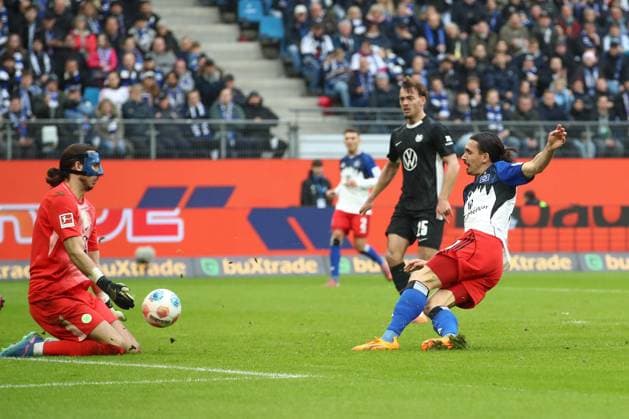 25.10.2025, xtgx, Fussball - 1.Bundesliga, Hamburger SV - VfL Wolfsburg emspor, v.l. Rayan Philippe (HSV, 14) Torschuss, schiesst den Ball aufs Tor, Schuss (DFL DFB REGULATIONS PROHIBIT ANY USE OF PHOTOGRAPHS as IMAGE SEQUENCES and or QUASI-VIDEO) Hamburg
