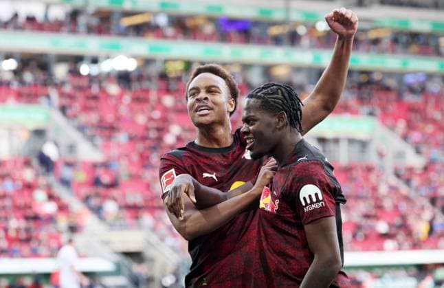 Augsburg - RB Leipzig Bundesliga Augsburg, 25.10.2025, WWK Arena, Fußball, 1.Bundesliga, 8.Spieltag , FC Augsburg vs. RB Leipzig , Im Bild: Tor für RB Leipzig. Castello Lukeba (23, RB Leipzig) trifft zum 0:6 und jubelt mit den Teamkollegen. , Nur zur redaktionellen Nutzung. Only editorial use. , DFL DFB regulations prohibit any use of photographs as image sequences and or quasi-video. ,
