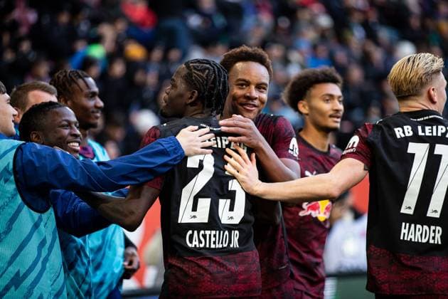 Tor fuer Leipzig 0:6 durch Castello Jr Lukeba (RB Leipzig 23). Jubel im Team. Assan Ouedraogo (RB Leipzig 20) GER, FC Augsburg vs. RB Leipzig, 1.Bundesliga Fussball, 08. Spieltag, Saison 2025 2026, 25.10.2025 DFB DFL REGULATIONS PROHIBIT ANY USE OF PHOTOGRAPHS AS IMAGE SEQUENCES AND OR QUASI-VIDEO GER, FC Augsburg vs. RB Leipzig, 1.Bundesliga Fussball, 08. Spieltag, Saison 2025 2026, 25.10.2025 Augsburg Copyright: xEibner-Pressefoto RogerxBuerkex EP_RBE