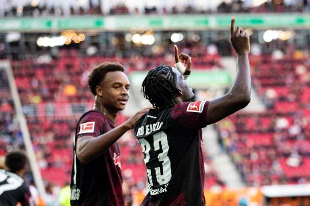Tor fuer Leipzig 0:6 durch Castello Jr Lukeba (RB Leipzig 23). Jubel im Team. Mit Gestik zum Himmel GER, FC Augsburg vs. RB Leipzig, 1.Bundesliga Fussball, 08. Spieltag, Saison 2025 2026, 25.10.2025 DFB DFL REGULATIONS PROHIBIT ANY USE OF PHOTOGRAPHS AS IMAGE SEQUENCES AND OR QUASI-VIDEO GER, FC Augsburg vs. RB Leipzig, 1.Bundesliga Fussball, 08. Spieltag, Saison 2025 2026, 25.10.2025 Augsburg Copyright: xEibner-Pressefoto RogerxBuerkex EP_RBE