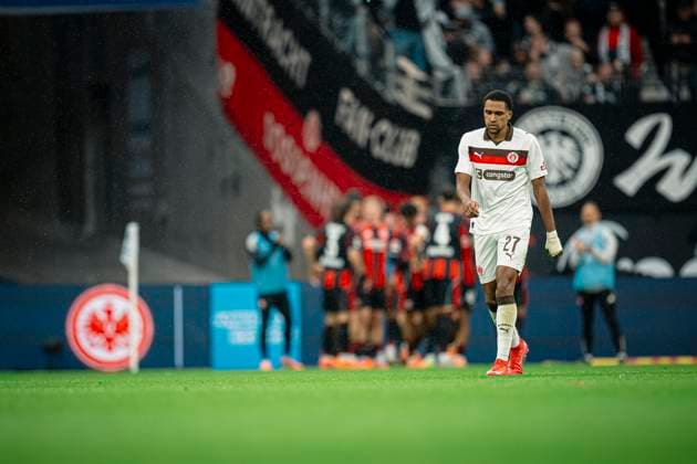 Fußball I Herren I Saison 2025-2026 I Bundesliga I 8. Spieltag I Eintracht Frankfurt - FC St. Pauli I 25.10.2025 Jubel von und um Torschütze Jonathan Burkardt ( 9, Eintracht Frankfurt) im Vordergrund AndrÃ as Hountondji ( 27, FC St. Pauli) Frankfurt Deutsche Bank Park Hessen Deutschland Copyright: xLobeca MaxxKrausex