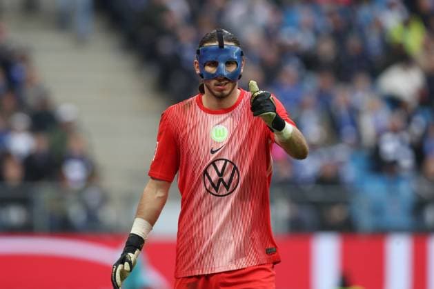 25.10.2025, xtgx, Fussball - 1.Bundesliga, Hamburger SV - VfL Wolfsburg emspor, v.l. Kamil Grabra (Wolfsburg, 1) mit Daumen hoch (DFL DFB REGULATIONS PROHIBIT ANY USE OF PHOTOGRAPHS as IMAGE SEQUENCES and or QUASI-VIDEO) Hamburg