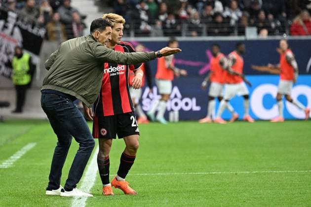 25.10.2025, xjhx, Fussball 1.Bundesliga, Eintracht Frankfurt - FC St.Pauli v.l. Trainer Dino Toppmöller Toppmoeller (Eintracht Frankfurt) gibt Anweisungen, gestikuliert, mit den Armen gestikulieren gives instructions, gesticulate Ritsu Doan (Eintracht Frankfurt) (DFL DFB REGULATIONS PROHIBIT ANY USE OF PHOTOGRAPHS as IMAGE SEQUENCES and or QUASI-VIDEO) Frankfurt am Main