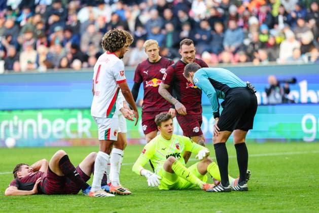 Daniel Siebert (Schiedsrichter) erkundigt sich bei Finn Dahmen (1, FC Augsburg), am Boden liegt Willi Orban (4, RB Leipzig) beim Spiel zwischen FC Augsburg v RB Leipzig, Fußball, Herren, Bundesliga, 2025 2026, 8.Spieltag am 25.10.2025 in Augsburg, WWK-Arena. DFL and DFB regulations prohibit any use of photographs as image sequences and or quasi-video. Bayern Deutschland