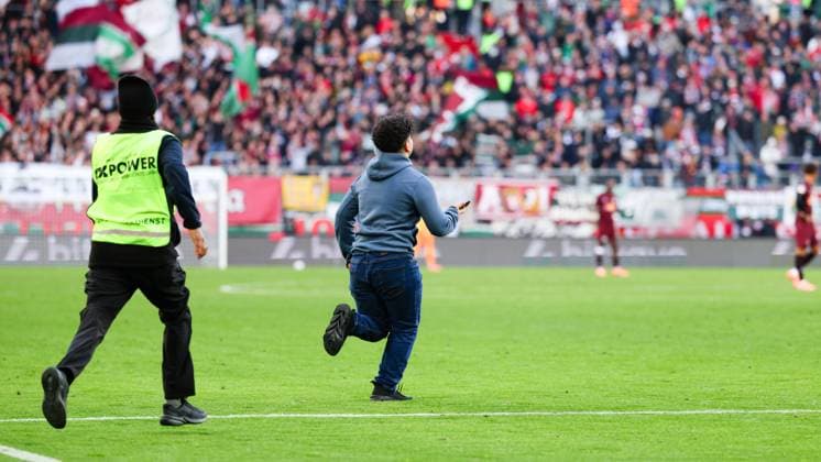 Klein aber schnell, Flitzer beim Spiel zwischen FC Augsburg v RB Leipzig, Fußball, Herren, Bundesliga, 2025 2026, 8.Spieltag am 25.10.2025 in Augsburg, WWK-Arena. DFL and DFB regulations prohibit any use of photographs as image sequences and or quasi-video. Bayern Deutschland
