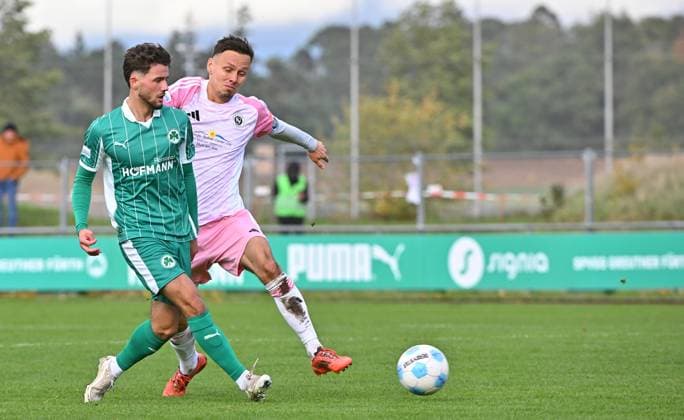 25.10.2025 - Fussball - Saison 2025 2026 - Regionalliga Bayern - 15. Spieltag: SpVgg Greuther Fürth Fuerth II U23 ( Kleeblatt ) - SpVgg Ansbach - Mezi - xmexzix - Adem Imeri (17, SpVgg Greuther Fürth II ) Tobias Dietrich (6, SpVgg Ansbach, rechts )
